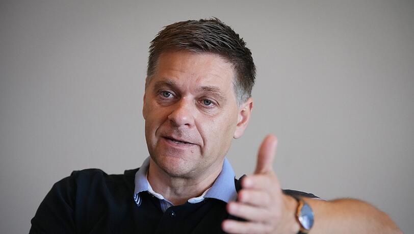 Unions Geschäftsführer Oliver Ruhnert ist mit der Leistung seiner Trainerbank gegen Darmstadt zufrieden - auch ohne den gesperrten Bjelica. Unions Geschäftsführer Oliver Ruhnert ist mit der Leistung seiner Trainerbank gegen Darmstadt zufrieden - auch ohne den gesperrten Bjelica.