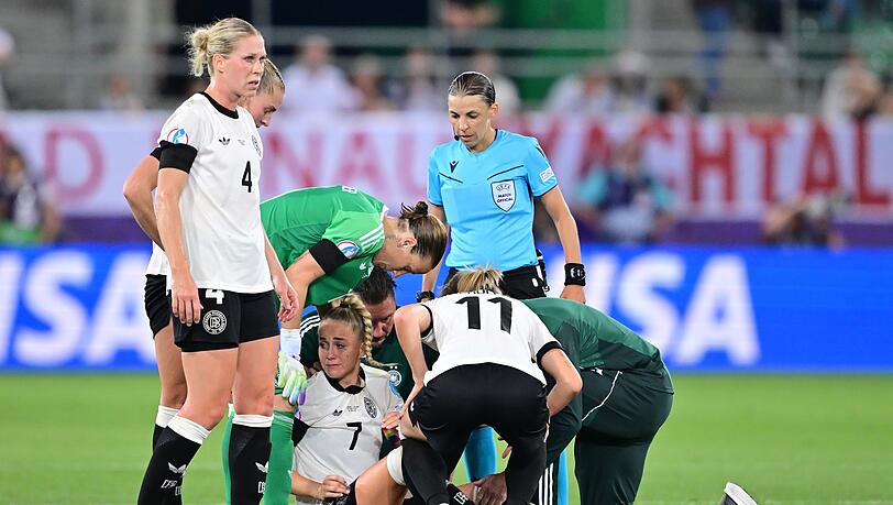 Für Kapitänin Giulia Gwinn ging es nach einer Rettungsaktion nicht weiter. Für Kapitänin Giulia Gwinn ging es nach einer Rettungsaktion nicht weiter.
