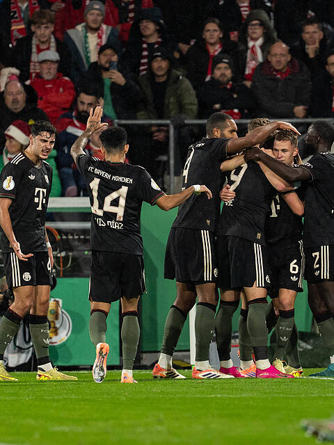 Feierten den 14. Sieg im 14. Spiel: Die Bayern um Harry Kane.