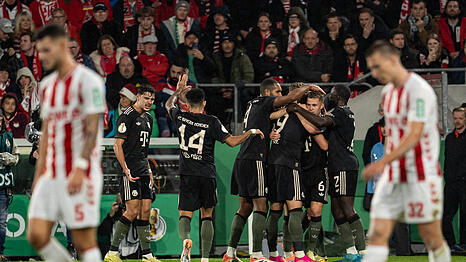 Feierten den 14. Sieg im 14. Spiel: Die Bayern um Harry Kane.