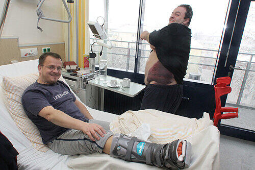 Die Wetteropfer Lars Brinkmann (Knöchelbruch) und Roland Bimüller (Rippenbruch) in der Erler-Klinik.