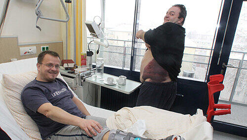 Die Wetteropfer Lars Brinkmann (Knöchelbruch) und Roland Bimüller (Rippenbruch) in der Erler-Klinik. Die Wetteropfer Lars Brinkmann (Knöchelbruch) und Roland Bimüller (Rippenbruch) in der Erler-Klinik.