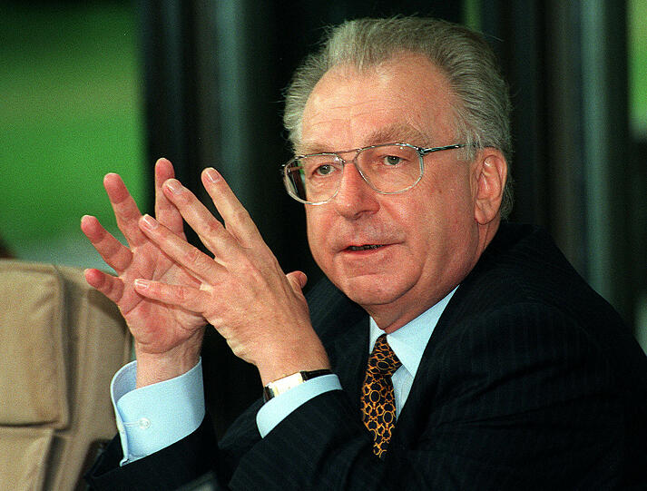 Lothar Späth: Der langjährige Ministerpräsident
Baden-Württembergs ließ sich von Unternehmern mehrere Urlaubsreisen
bezahlen, die ihn unter anderem in die Ägäis führten. Im Januar 1991
musste der in seiner Heimat auch gerne als &bdquo;Cleverle&ldquo; bezeichnete
CDU-Politiker in der sogenannten &bdquo;Traumschiff-Affäre&ldquo; zurücktreten.
