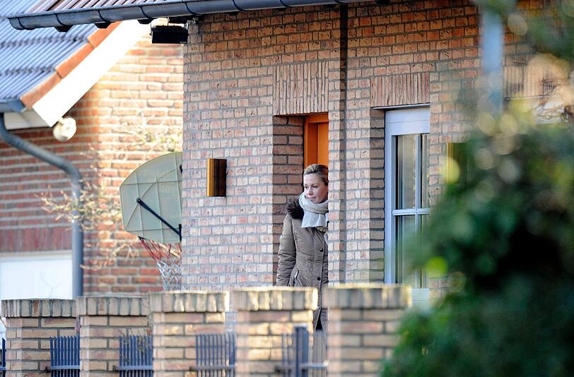 Christian Wulff und seine Gattin Bettina verlassen am Montag ihr Haus in Grossburgwedel