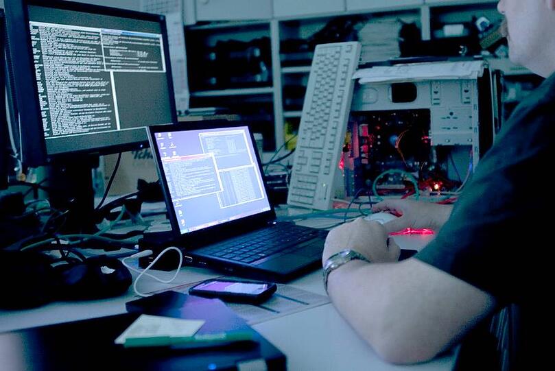 Über Sicherheitslücken und Trojaner können Cyber-Betrüger PCs manipulieren und Daten abgreifen.