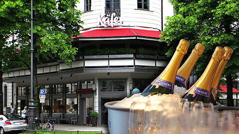 Ein Münchner Alkoholiker lebt seine Sucht am liebsten mit Champagner aus.
