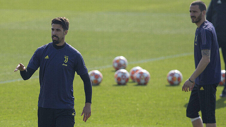 Sami Khedira von Juventus Turin im Training vor dem Duell mit Atletico Madrid. Rechts sein Teamkollege Daniele Rugani.