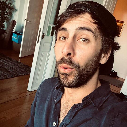 Max Giesinger vermisst gerade sehr das öffentliche Leben und vor allem das Musizieren auf der Bühne. Deshalb spielt er für seine Follower ein kleines Konzert von Zuhause.