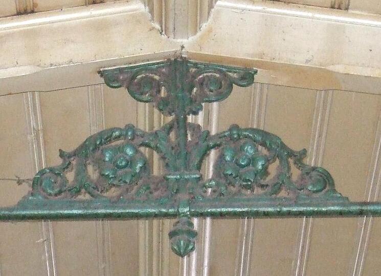 Wunderschön und ganz schön dreckig: Die Verzierungen unter der Decke der Bahnhofshalle.