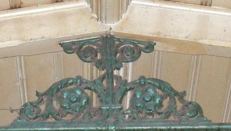 Wunderschön und ganz schön dreckig: Die Verzierungen unter der Decke der Bahnhofshalle. Wunderschön und ganz schön dreckig: Die Verzierungen unter der Decke der Bahnhofshalle.