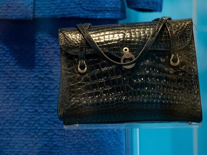 Die Handtasche der britischen Premierministerin Margaret Thatcher.