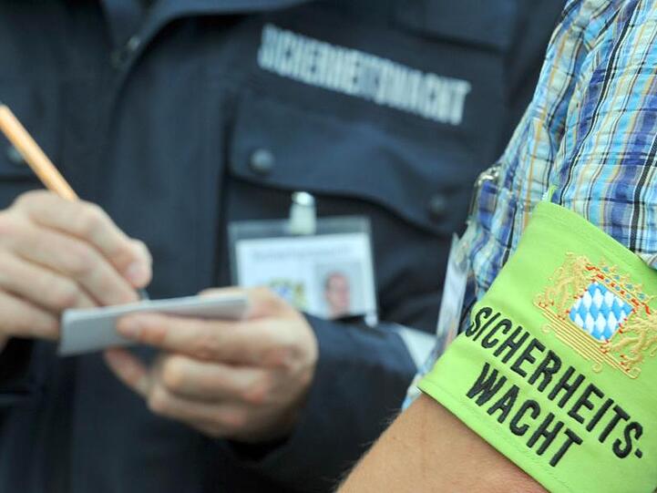 Zwei Mitglieder der Sicherheitswacht sind im Univiertel auf Streife. Foto: Stefan Puchner/Archiv