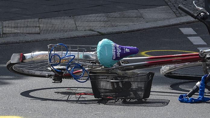 Am Mittwochvormittag ist eine 54-jährige Radfahrerin mit der Ladebordwand eines Lastwagens kollidiert. (Symbolbild)