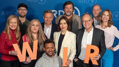 Die Paten und Patinnen der ARD-Themenwoche "Wir gesucht!" sind unter anderem Anja Schneider, Mark Forster (h.l.), Idil Baydar, Thomas Reutter (SWR), Leeroy (v.), Aline Abboud (Mitte), Hans-Jochen Wagner (h.M.), Kai Gniffke (SWR), Martin Brambach (h.r.) und Hendrike Brenninkmeyer (SWR).