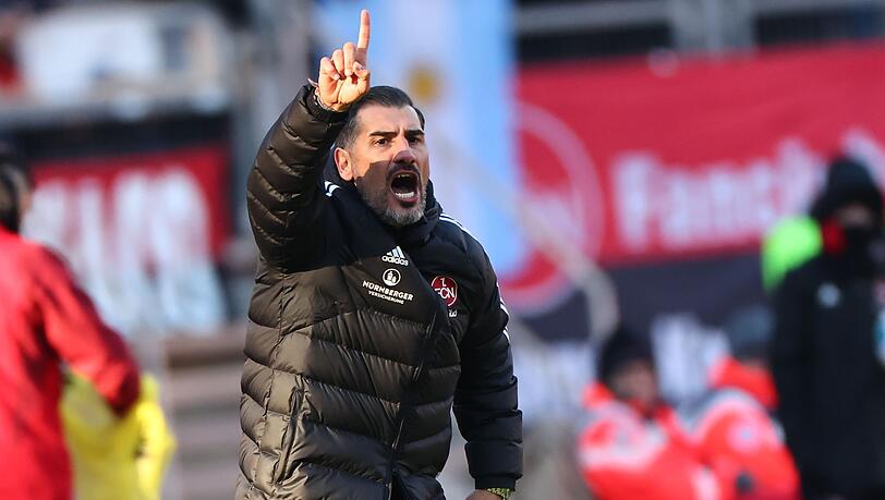 Der Nürnberger Trainer Cristian Fiel reagiert auf den Spielverlauf. Der Nürnberger Trainer Cristian Fiel reagiert auf den Spielverlauf.