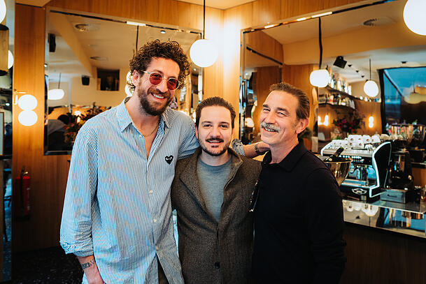 Marlon Schuler (l.) und Damir Stabek (r.) zusammen mit Lorenzo Farnetani bei der Er&ouml;ffnung des Bravo Centro Farnetani.