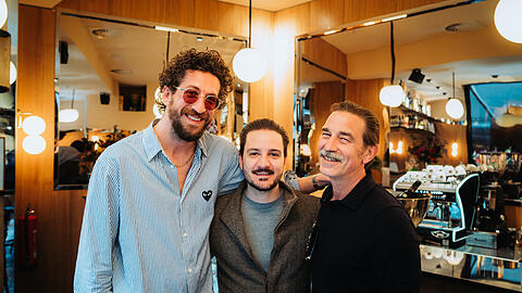 Marlon Schuler (l.) und Damir Stabek (r.) zusammen mit Lorenzo Farnetani bei der Er&ouml;ffnung des Bravo Centro Farnetani.