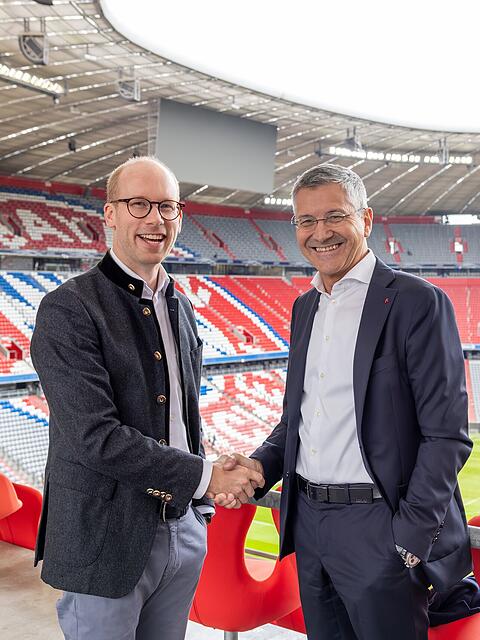 Hand drauf: Bayern-Pr&auml;sident Herbert Hainer (r.) mit Max Viessmann, dem CEO der Viessmann Generations Group.