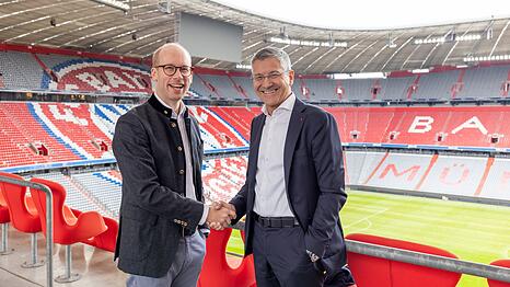 Hand drauf: Bayern-Pr&auml;sident Herbert Hainer (r.) mit Max Viessmann, dem CEO der Viessmann Generations Group.