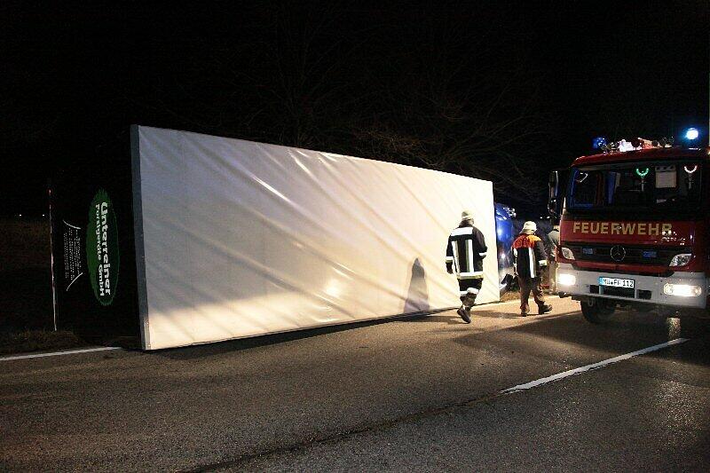 Am Mittwoch morgen kippte ein LKW auf der B 12 bei Rattenkirchen um: Der verletzte Fahrer war in seiner Kabine eingeklemmt und musste von der Feuerwehr befreit werden. Die Bilder!
