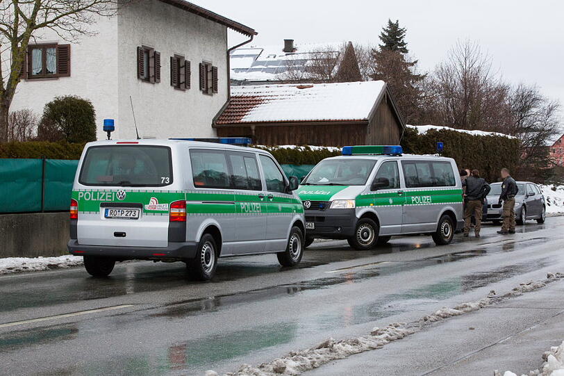 Hier nimmt die Polizei zwei Einbrecher fest. Die Täter wollten in ein Einfamilienhaus in Altenmarkt einsteigen.