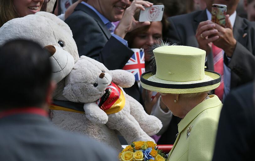 Queen Elizabeth II. vor dem Brandenburger Tor. Die Bilder vom Spaziergang und dem Bad in der Menge.