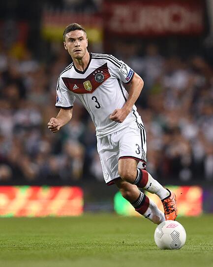 JONAS HECTOR: NOTE 5.
Wunder Punkt auf der linken Abwehrseite. Nur hier kamen die Iren in Halbzeit eins mal durch. Zeigte Unsicherheiten und schlechtes Stellungsspiel beim 0:1. Die Iren stiefelten ihm so lange auf die Füße, bis er einen Schuh verlor.