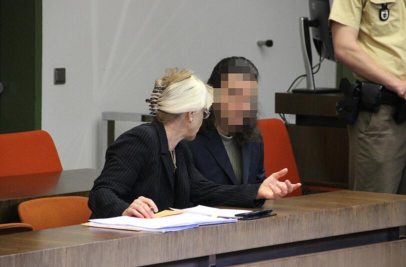Auf der Anklagebank des Schwurgerichts: Miroslav G. (38) mit seiner Dolmetscherin.