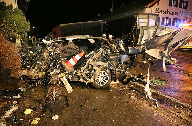 Der BMW wurde bei dem Zusammenprall mit dem Lkw regelrecht zerfetzt.