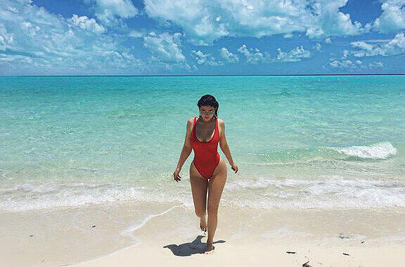 Kylie Jenner könnte sich in ihrem roten Badeanzug glatt bei "Baywatch" bewerben.