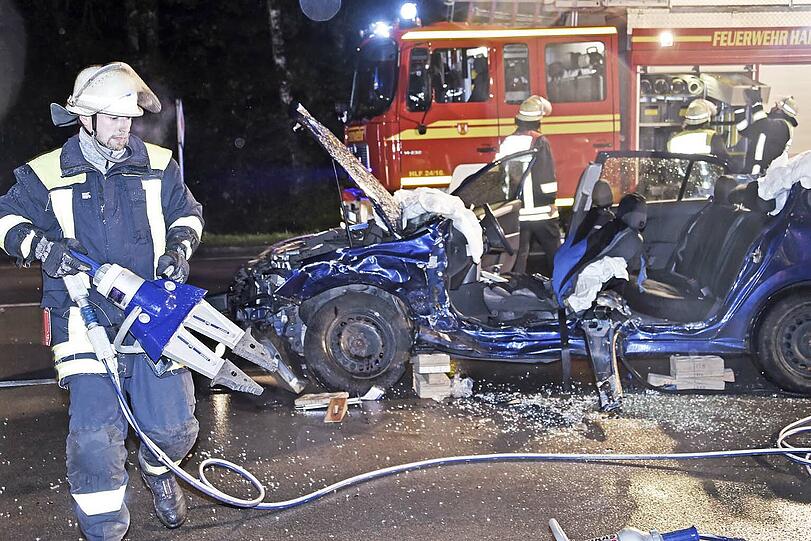 Die Feuerwehr befreit die Schwerverletzte mit einem Rettungsspreizer.