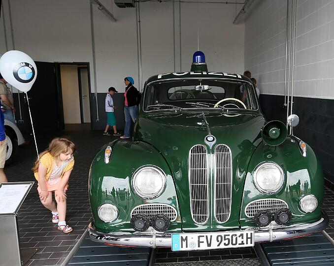 Ein Blickfang: Der Streifenwagen von "Isar 12", ein BMW 501, lockte auch die Kinder an.