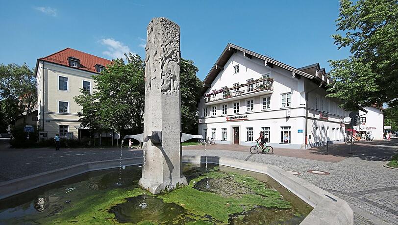 Der Altperlacher Brunnen wurde zur 1200 Jahrfeier von Perlacher Bürgern gestiftet. Der Altperlacher Brunnen wurde zur 1200 Jahrfeier von Perlacher Bürgern gestiftet.