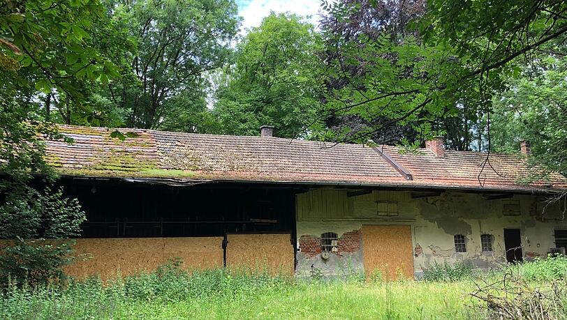Auf den ersten Blick sieht man: Dieser Hof ist baufällig.