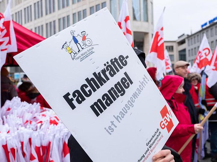 In Deutschland gibt es immer mehr Ungelernte und einen Fachkräftemangel.