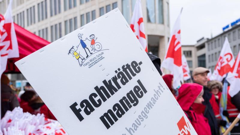 In Deutschland gibt es immer mehr Ungelernte und einen Fachkräftemangel. In Deutschland gibt es immer mehr Ungelernte und einen Fachkräftemangel.