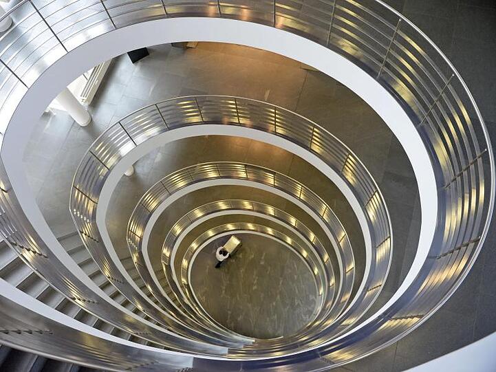 Ein Mann geht durch das Foyer im Haus der Bayerischen Wirtschaft in München. Foto: Andreas Gebert/dpa/Archivbild
