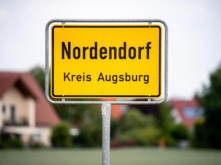 Wohnhäuser sind hinter dem Ortsschild von Nordendorf zu sehen. Foto: Matthias Balk/dpa