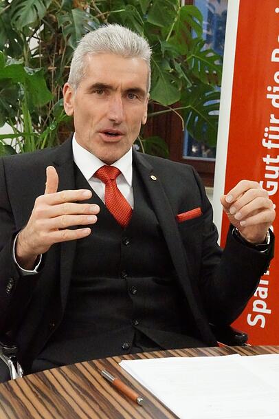 Der 55-jährige Walter Strohmaierist seit 2018 Bundesobmann aller deutschen Sparkassen. Der Chef der Sparkasse Niederbayern-Mitte ist Sprachrohr und einer der obersten Spitzenfunktinäre der Sparkassenorganisation.