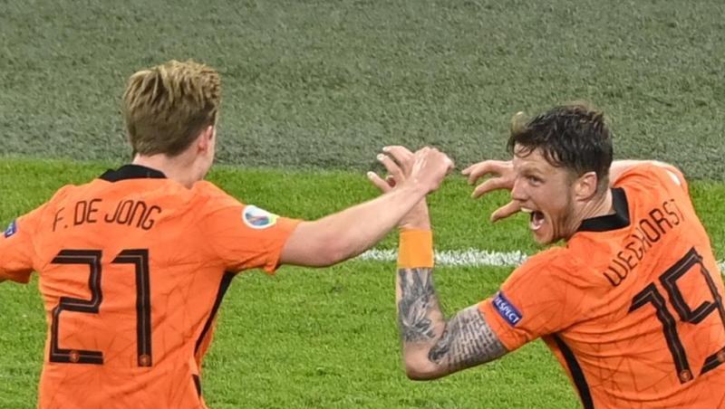Die Niederländer um Frenkie de Jong (l) und Wout Weghorst wollen ins EM-Viertelfinale.