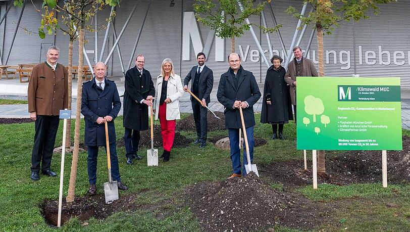 Symbolischer Spatenstich für das "Klimawald"-Projekt.
