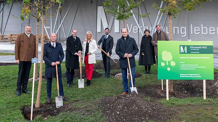 Symbolischer Spatenstich für das "Klimawald"-Projekt.