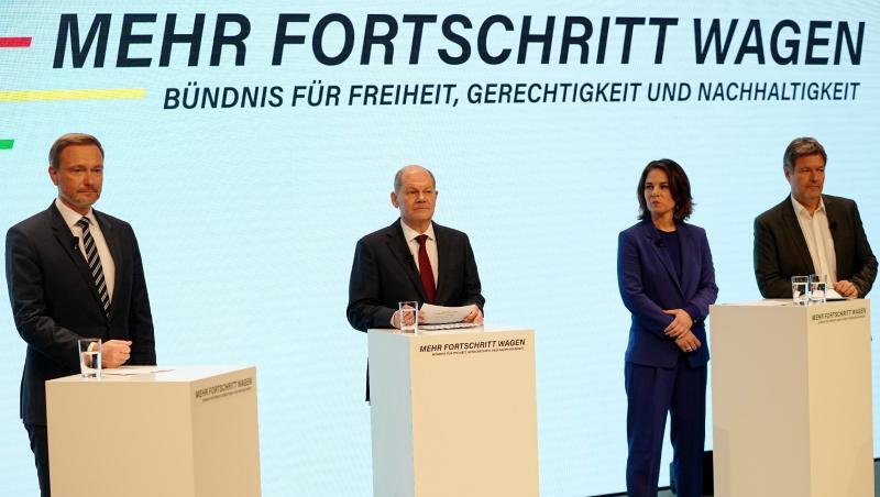 Christian Lindner, Olaf Scholz, Annalena Baerbock und Robert Habeck stellen den gemeinsamen Koalitionsvertrag der Ampel-Parteien vor.