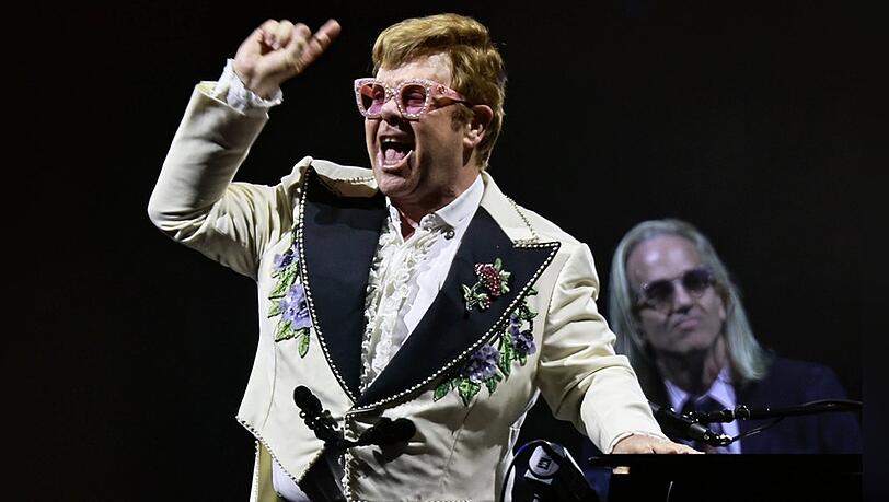 Elton John macht mit "Who Believes In Angels?" die zehn Nummer-eins-Alben voll.