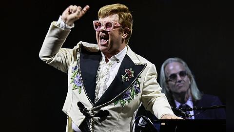 Elton John macht mit "Who Believes In Angels?" die zehn Nummer-eins-Alben voll.