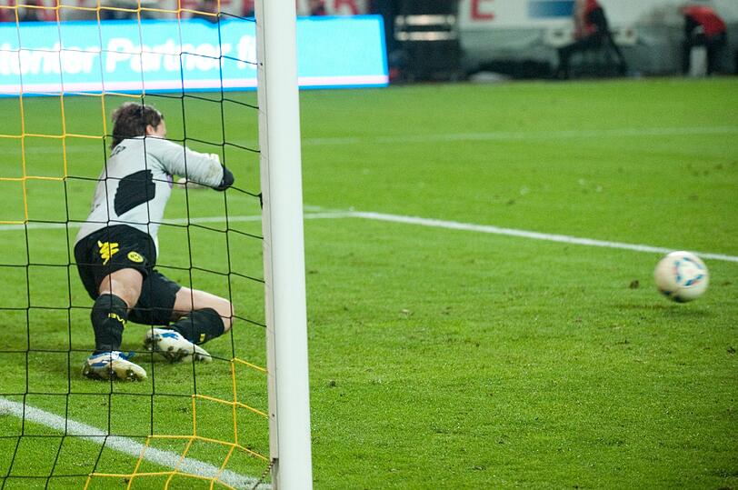 ...und scheitert an Weidenfeller.