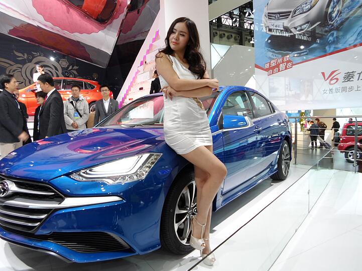 Schöne Frauen an neuen Autos: Eine nach wie vor unschlagbar attraktive Kombination - auch in Shanghai.