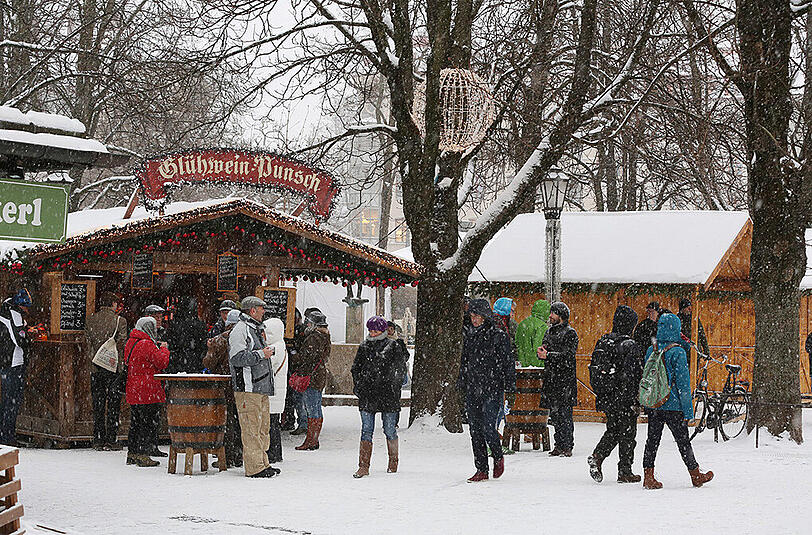 So sieht der Winter in München aus: Schneetreiben am Viktualienmarkt.