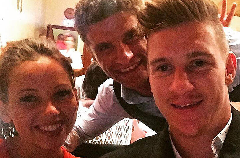Thomas Müller bleibt in der bayrischen Heimat, feiert gemeinsam mit Eishockey-Spezl Thomas Oppenheimer. Mit auf Oppenheimers Fest ist auch Eishockey-Nationalspieler Jerome Flaake, der Müller zum Selfie bittet.