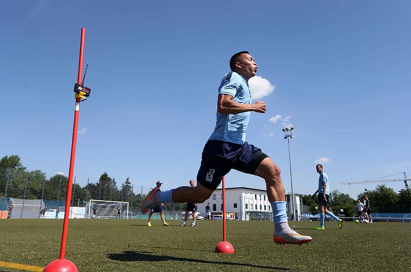 Schwitzen in der Vorbereitung: Löwen-Trainer Torsten Fröhling ließ seine Mannschaft beim Vormittagstraining am Dienstag sprinten.